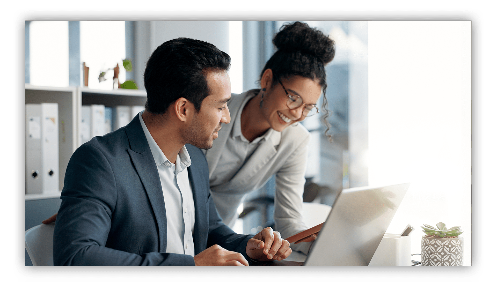 Hiring team collaborating while reviewing AI-generated interview summaries and Confidence Scores on a laptop.